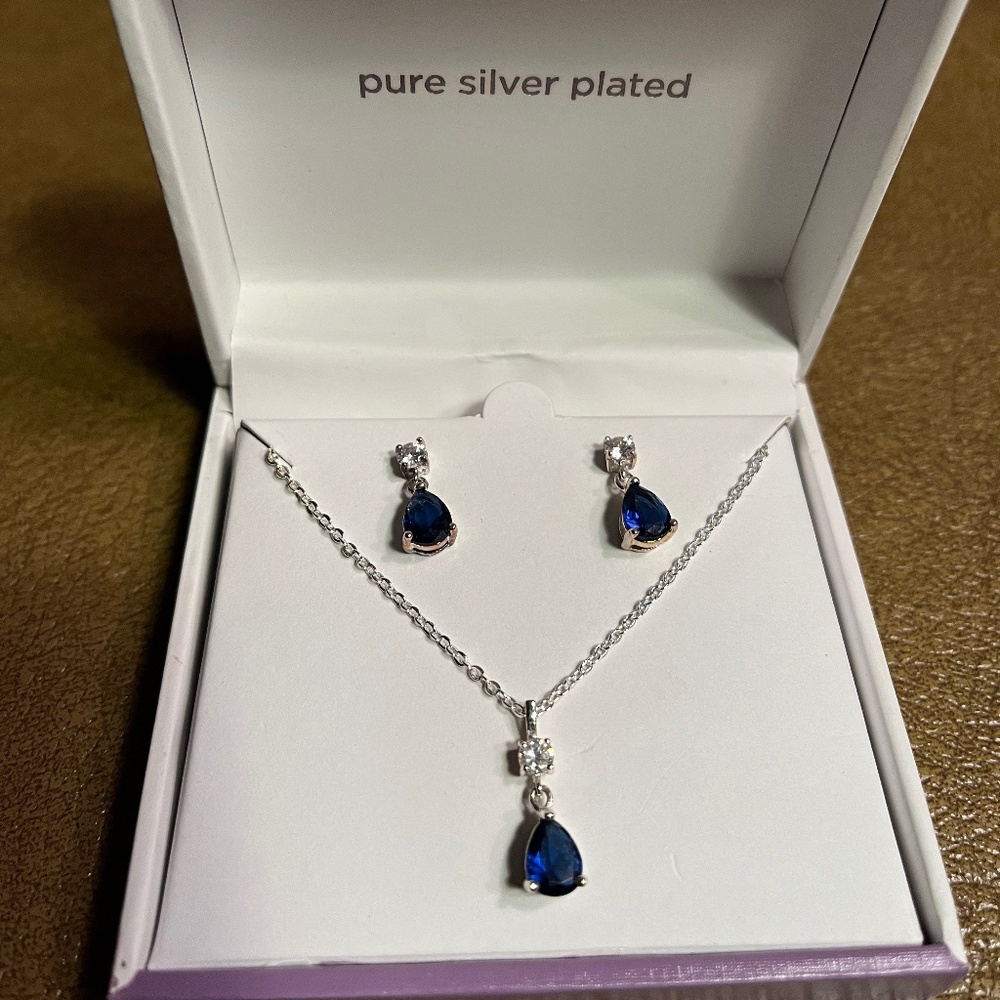 Vibrant blue earring & necklace set